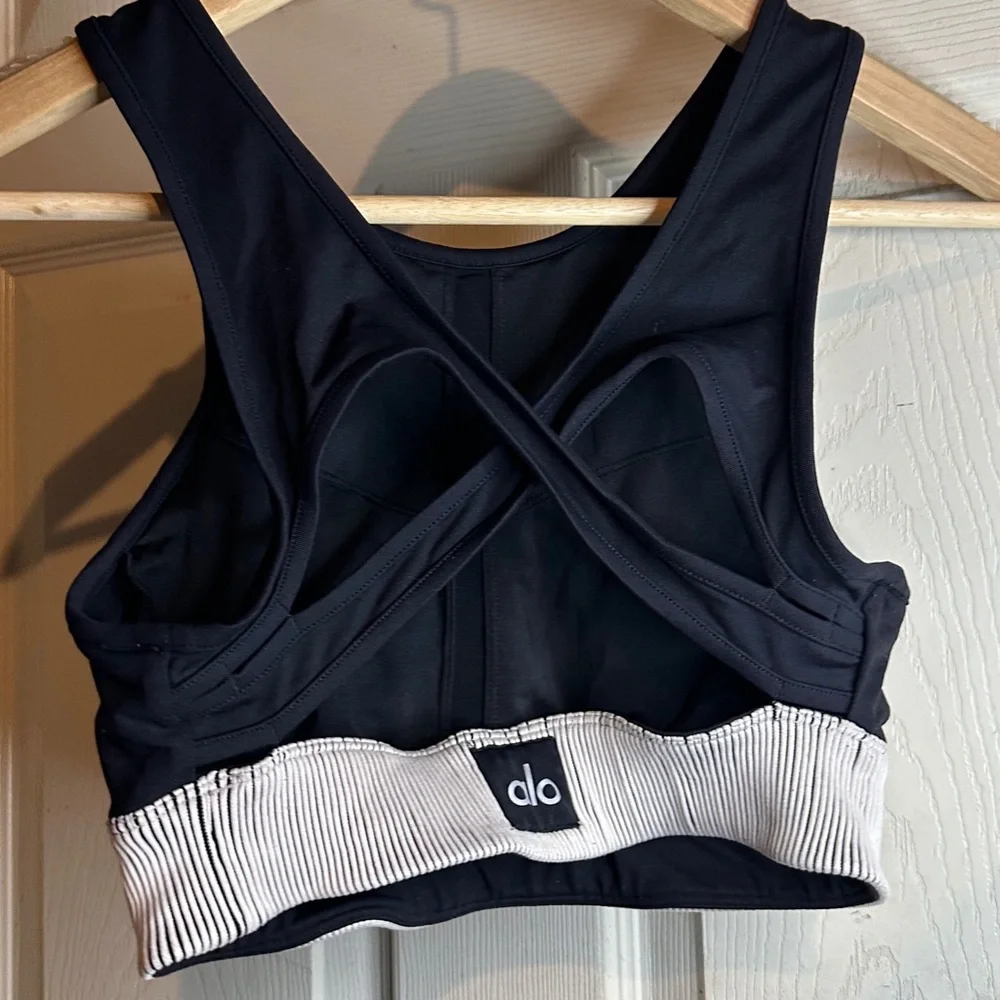ALO Yoga Cream and Black Ribbed Detail - Picture 4 of 4